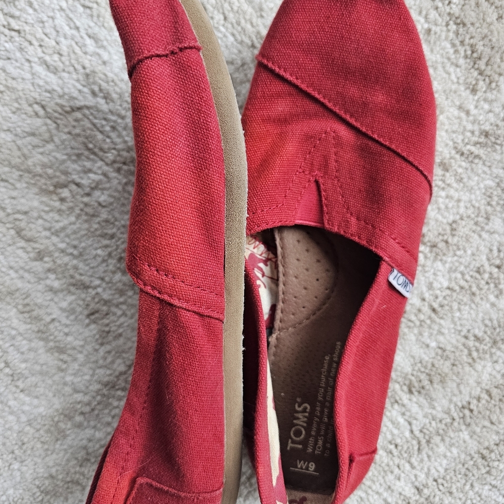 Toms - Picture 2 of 4